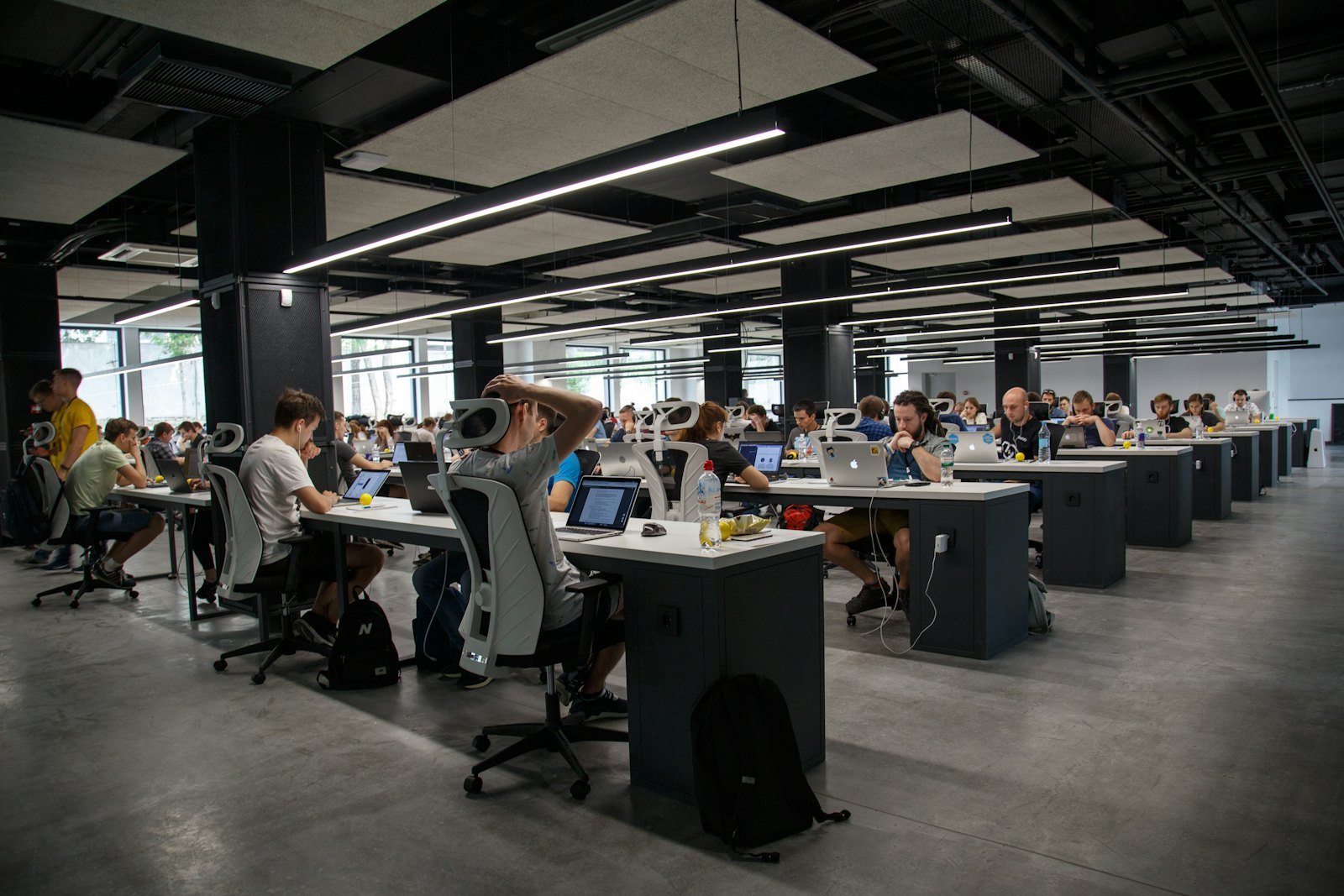 Equipe trabalhando em um escritório de tecnologia